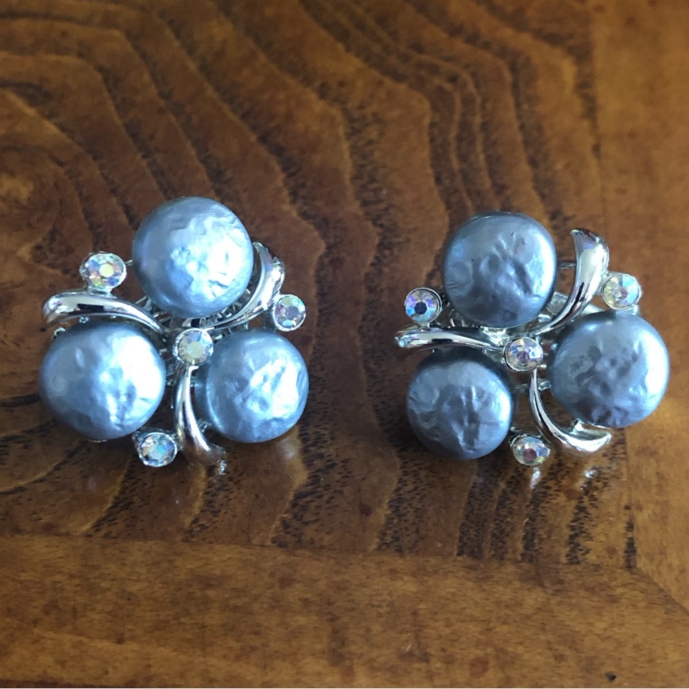 Vintage STAR signed gray pearl clip on earrings